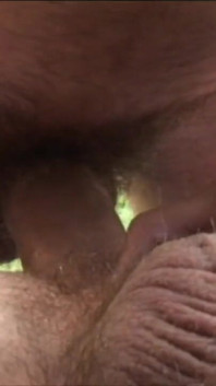 Due ragazzi sexy scopano crudi in macchina