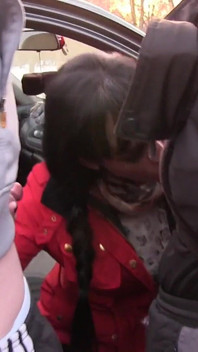 O curvă matură sexy dedicată nu Lasă zăpada să o oprească de la futai în public