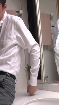 Maman mariée attachée devant le miroir pendant que son passé revient dans une sombre et intense réunion
