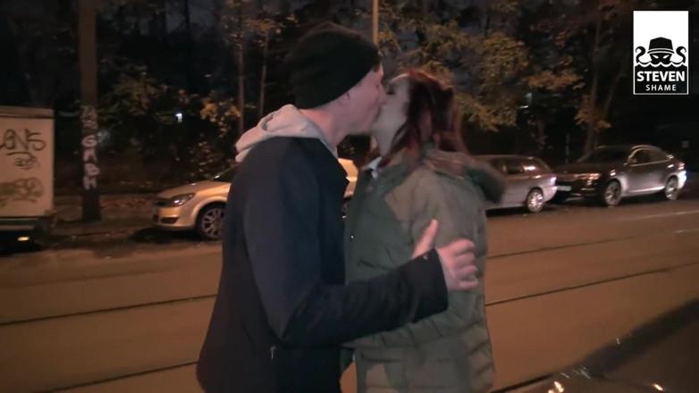 Steven Shame: Veřejnost 69: v parku tato bavorská brunetka kouří a lízám ji!!