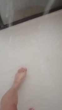Piedi sexy sotto la doccia