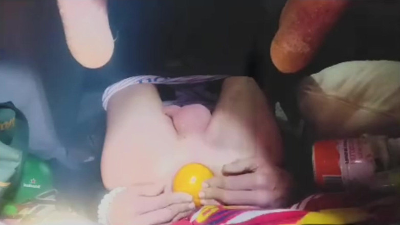 Culopeke: 젊은 남자가 수정 구슬과 오렌지를 꽉 조인 엉덩이에 쑤셔 넣는다.