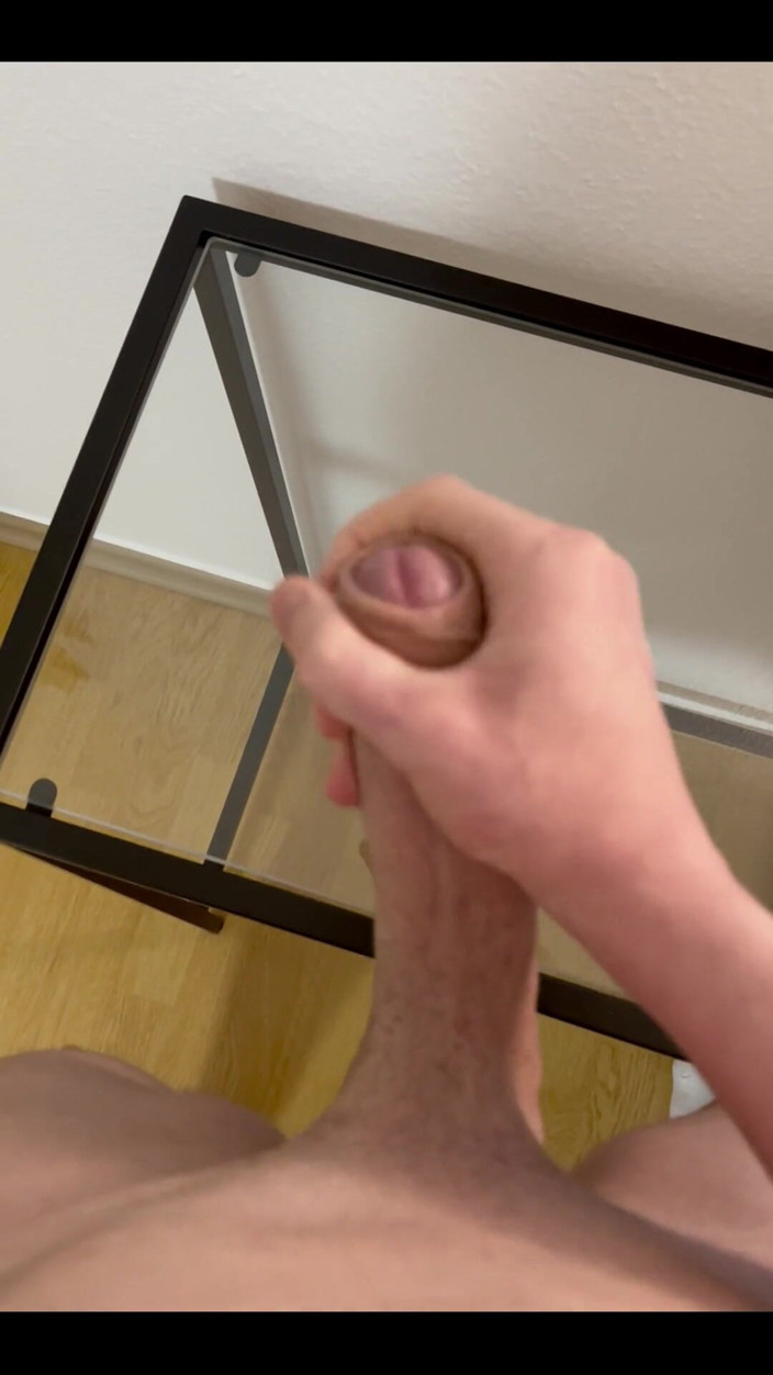 Tommy10boy: Éjaculation fraîche sur une table en verre