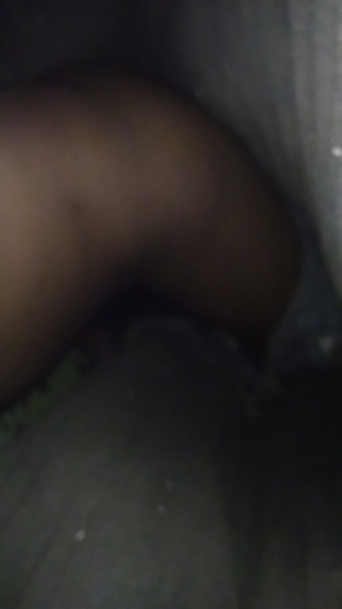 GlassCenterline86: Cibarsi sotto una trapunta sul letto.