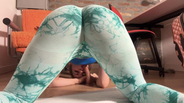 Misty Phoenix: フェラ中にレギンスにおしっこ