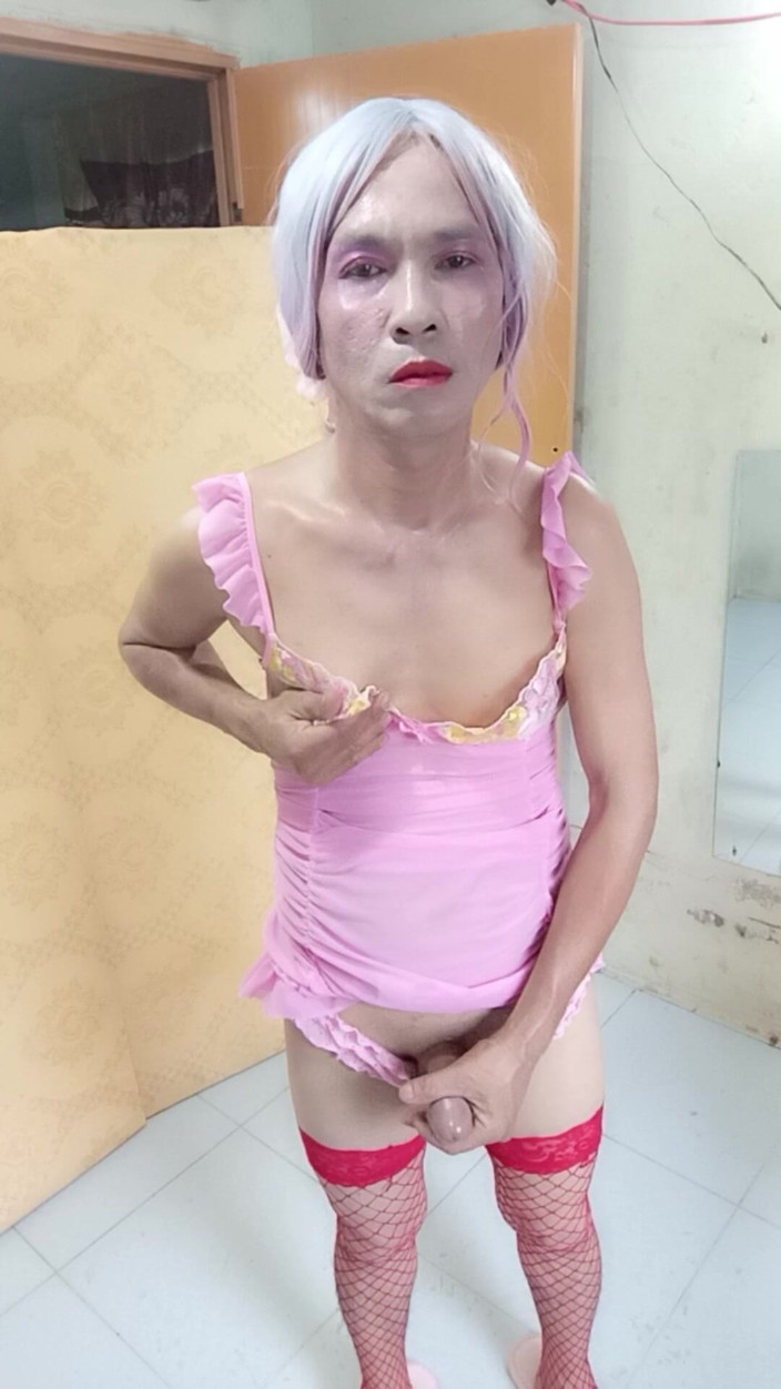 nguyen dang thien tri: Oanh le变性人穿着性感色情的衣服站着尖叫是非常快乐的