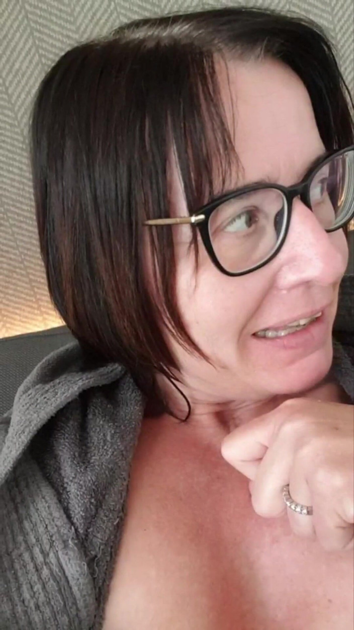 JulieEroticDress: Orgasmus v relaxační místnosti wellness