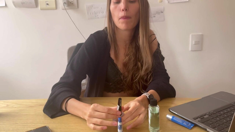 scarlettandc: Ladám si nehty a to mě nutí masturbovat