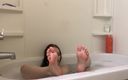 Emo dream: Une adolescente émo exhibe ses pieds dans la baignoire