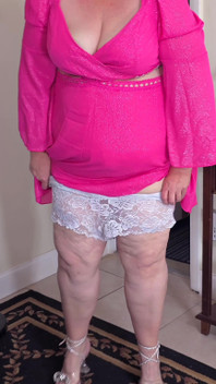 Rabuda avó madura em vestido rosa se mostrando e mostrando sua calcinha sexy para a câmera - masturbando- encorajamento - quero porra