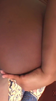 Büyük götlü siyah amatör w meme ucu piercingi ilk solo mastürbasyon videosunu çekiyor