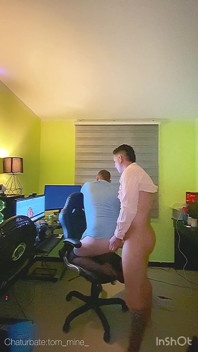 J’entre dans le bureau, je trouve mon patron excité puis je le baise