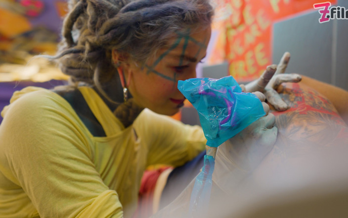 Z-Filmz: Pornohvězda tetovaná umělkyně je ošukaná od zákazníka - tvrdý anál, bankomat,...