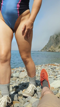 153 Spotkanie na publicznej plaży: Nieznajomy w niebieskim body daje loda i ręczna robota