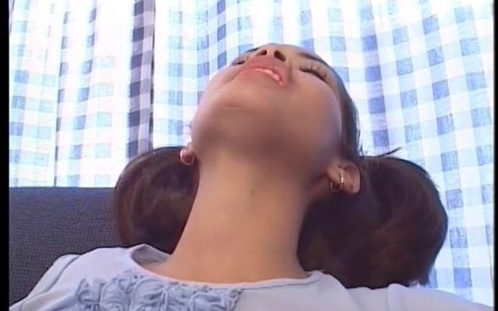 Anal seduction: 小奶子的性感瘦荡妇吮吸鸡巴并被鸡巴插入她的小菊花