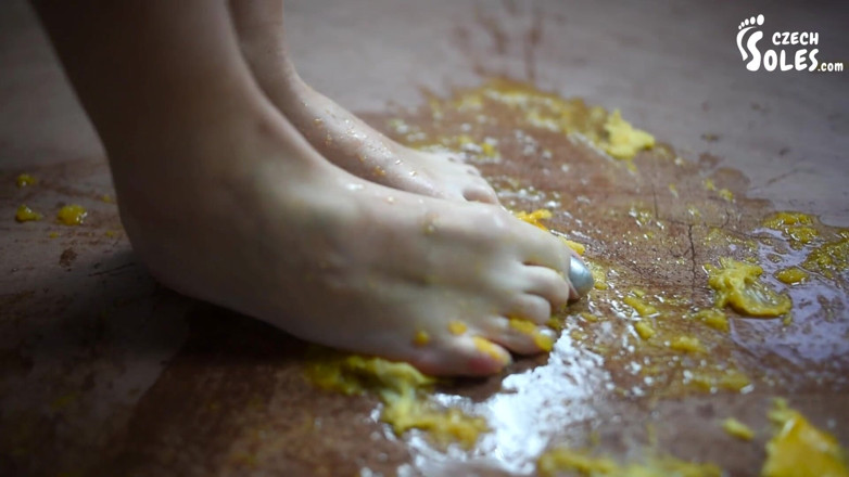 Czech Soles - foot fetish content: Zmiażdżę owoce, a ty polizasz je z moich stóp!