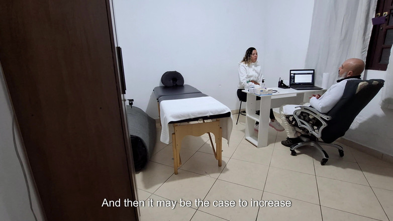 Gabi SweetCouplesStories: Der Patient wird während der Analuntersuchung vom Proktologen gefingert.