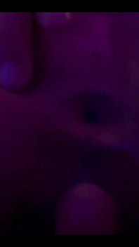 Wir haben die Frau des Cuckolds in den Motel genommen und in jeder hinsicht gefickt, wir steckten zwei schwänze in ihre muschi und filmten es, um ihn zu schicken!