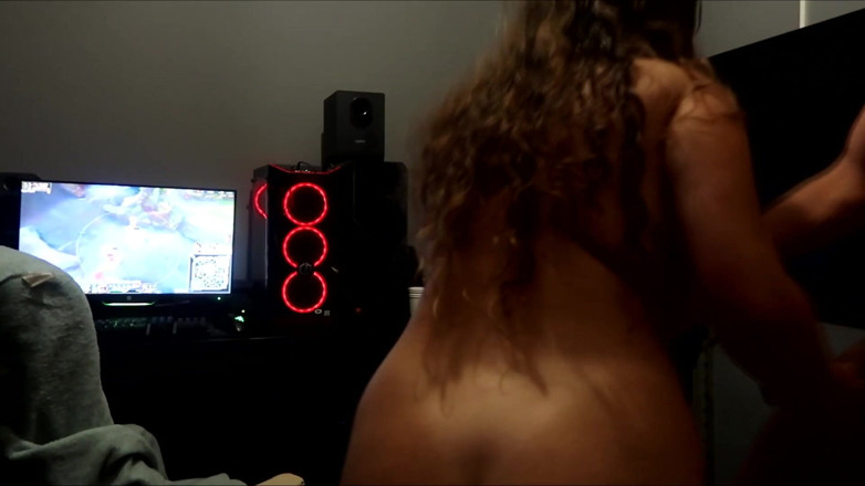GamingCouple: Få en spermasprut medan min cuckold make spelar spel
