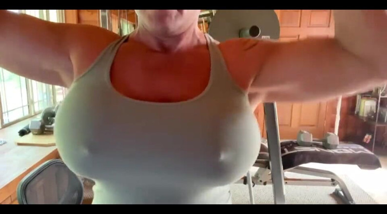 Musclemama4u: Szczęśliwego Tittie wtorek