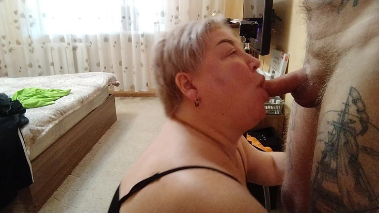 Zona901: does blowjob and gets a portion of cum on her...