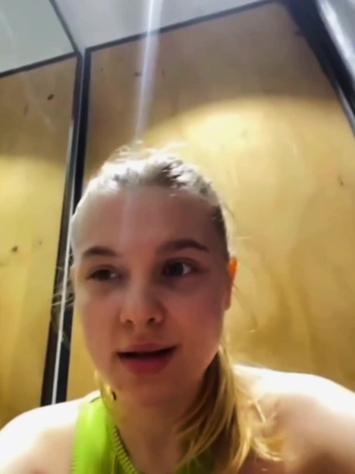 JuiceLussie: Đi bộ với máy rung trong âm hộ