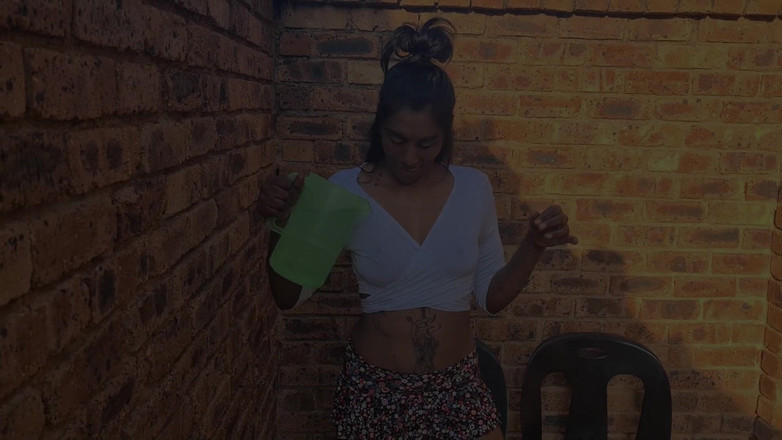 domslutfucker: Індійська повія дає водну гру, шоу мокрої білої сорочки, гра з сосками, цицьки крупним планом