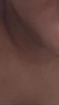 Ma belle-mère se déshabille dans la cuisine et me montre ses seins et son anus