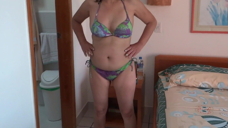 Ardientes69: Латина зрелая показывает на пляже и занимается сексом с охранником отеля, большой камшот на ее волосатую киску