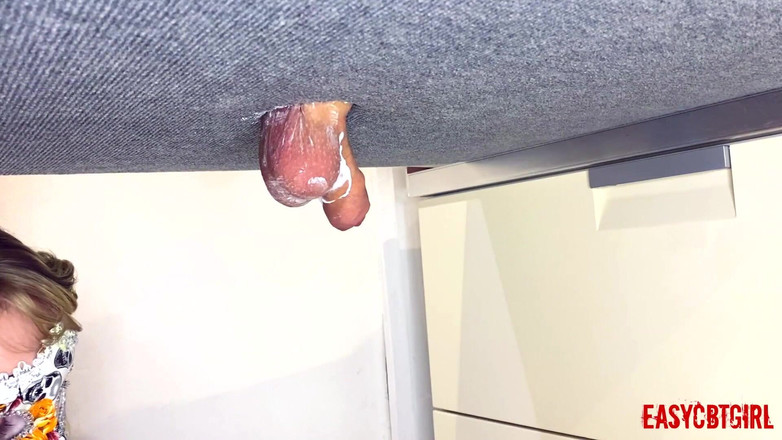 AnnyCandyPainboy: Sahibe sağım tahtasında kölesinin tıraş ediyor easycbtgirl