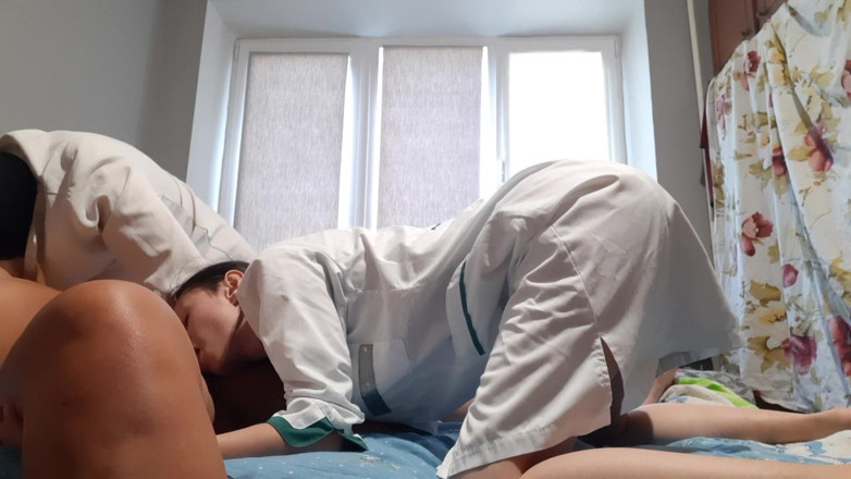 Lesbian-illusion: Dwie pielęgniarki pieprzą pacjenta (fetysz stóp, kunilingus, lizanie sutków)