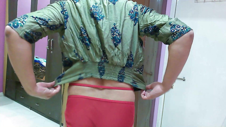 Cute & Nude Crossdresser: Sexy sissy crossdresser femboy sweet lízátko v košili, kalhotkách a žabkách.