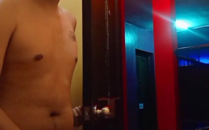 The Kraken: Filipina gay adolescente hace una paja el sábado por la...
