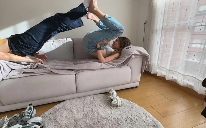 scarlettandc: Two Lesbians Have a Strong Smelly Feet Female Wrestling Match