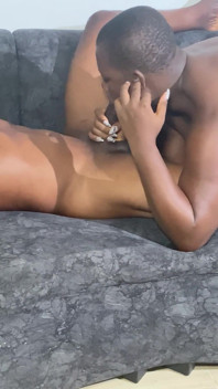 Bierze BBC na kanapie w salonie