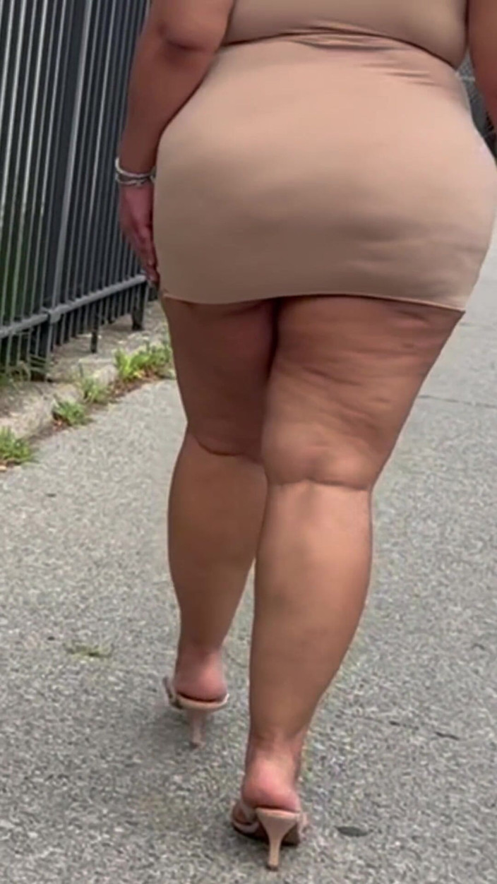 PutiLing: Boricua mami - gambe grosse - culo grasso - minigonna - tacchi a spillo...