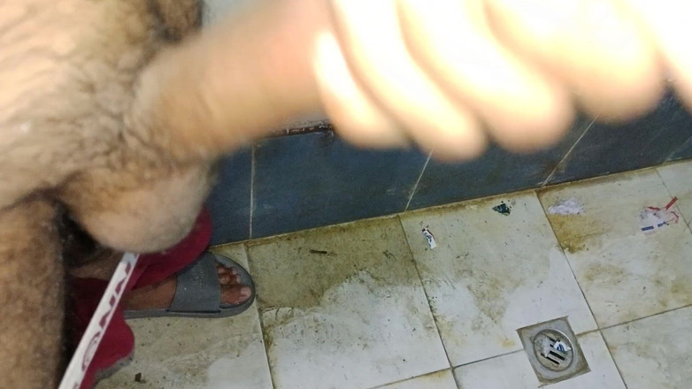 Naseemkhan: Een 22-jarige jongen neemt een bad in de wasruimte en masturbeert...