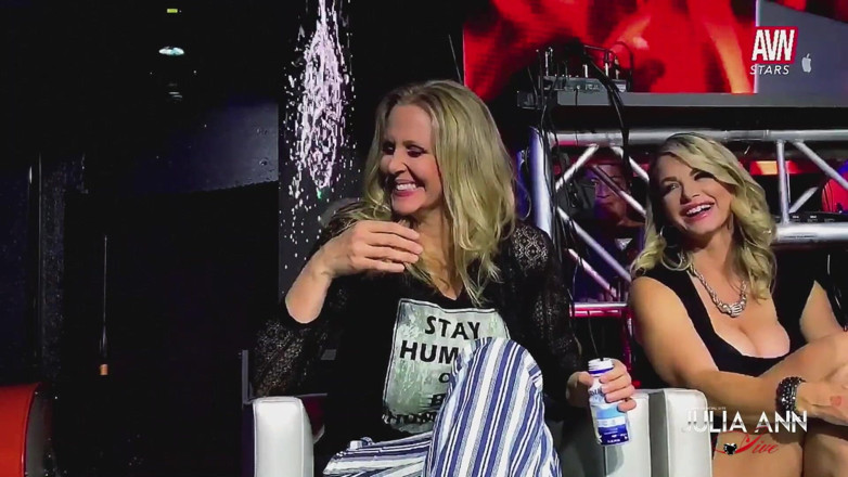 Julia Ann: Moja pieczeń avn trwa! Tommy!