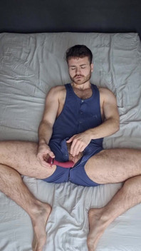 Peluda culona se corre y chorrea con vibrador