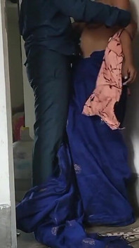 Bhabhi memanggil seseorang di rumah dan mengongkek pepeknya