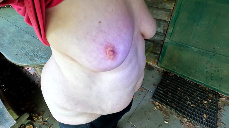 Bouncy Tits Action: Piknikte göğüslerini dövüyor ve dudaklarını kırbaçlıyor