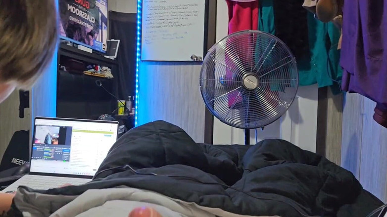 Funhousewife69: J’étais une femme de ménage qui nettoie sa chambre jusqu’à...