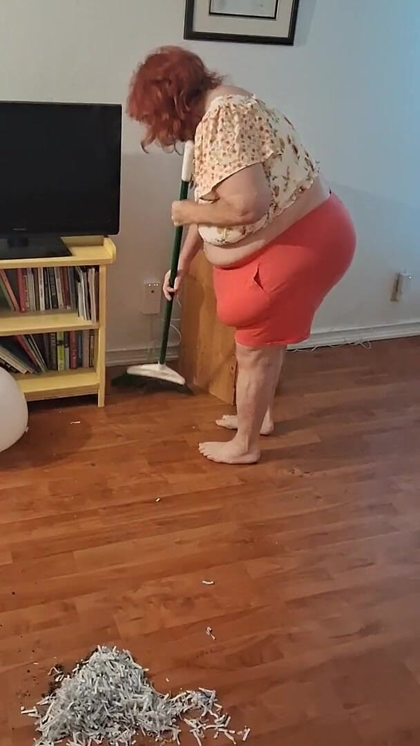 BBW nurse Vicki adventures with friends: La bella enfermera vick limpia el piso desordenado