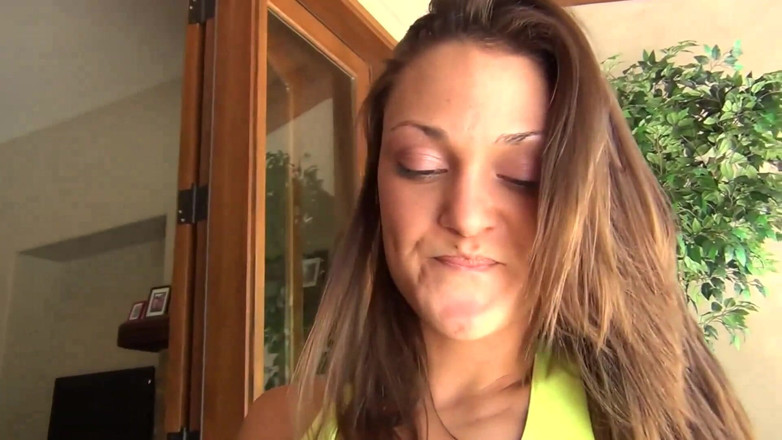 Lesbian Illusion: मस्त युवा लेस्बियन जिम में सेक्स करना पसंद करती हैं