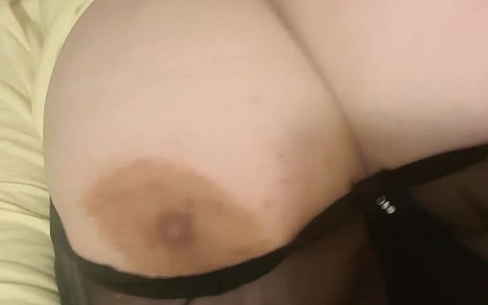 Lora BBW: Appena rasata, ecco un picco! figa paffuta, mi faccio leccare?