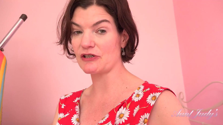 Aunt Judy's: 44yo milf Jenny brincando com clitóris