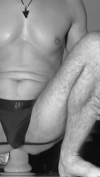 Muž s vyholeným tělem se baví se svými hračkami