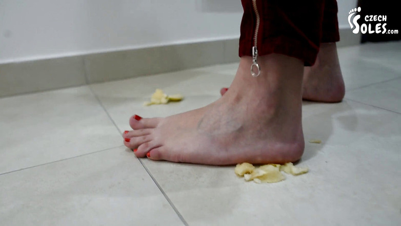 Czech Soles - foot fetish content: 水果压碎和脚舔