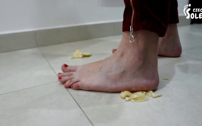 Czech Soles - foot fetish content: Écrasement de fruits et léchage des pieds