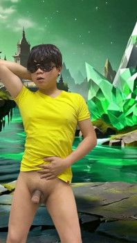 Amigos hetero da faculdade ficam entediados em uma viagem de acampamento e decidem experimentar algo novo um com o outro pelo fogo